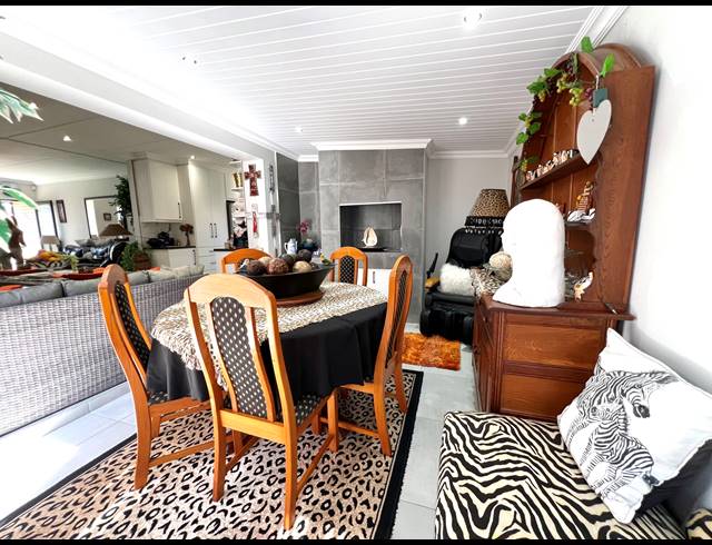 3 BEDROOM TOWNHOUSE FOR SALE IN JEFFREYS BAY CENTRAL